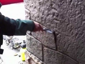 Отделка фундамента дома под камень своими руками: пошаговая инструкция с фото