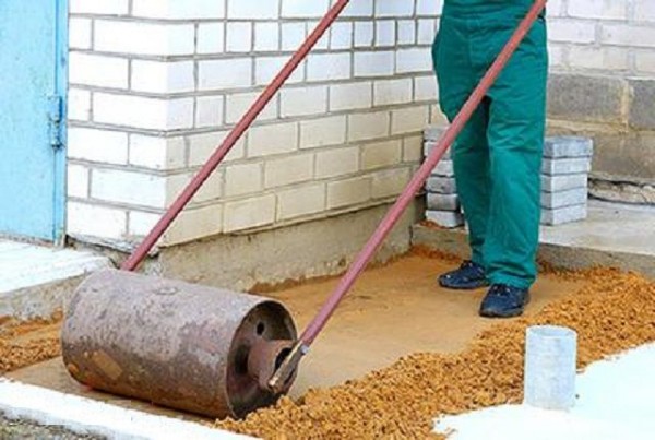 Укладка тротуарной плитки своими руками: рабочий процесс и пошаговая инструкция, видео Укладка тротуарной плитки своими руками: рабочий процесс и пошаговая инструкция, видео