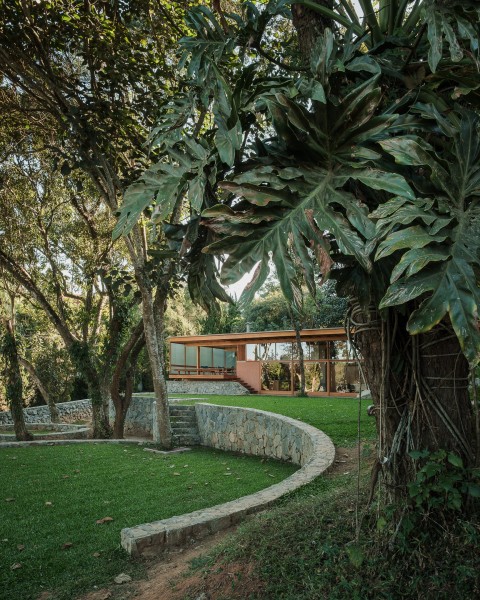 Линейный дом с круглыми садовыми террасами