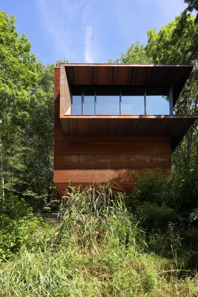 Коттедж с конструкцией из гофрированной стали Corten Коттедж с конструкцией из гофрированной стали Corten