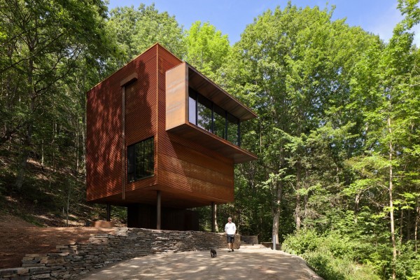 Коттедж с конструкцией из гофрированной стали Corten Коттедж с конструкцией из гофрированной стали Corten